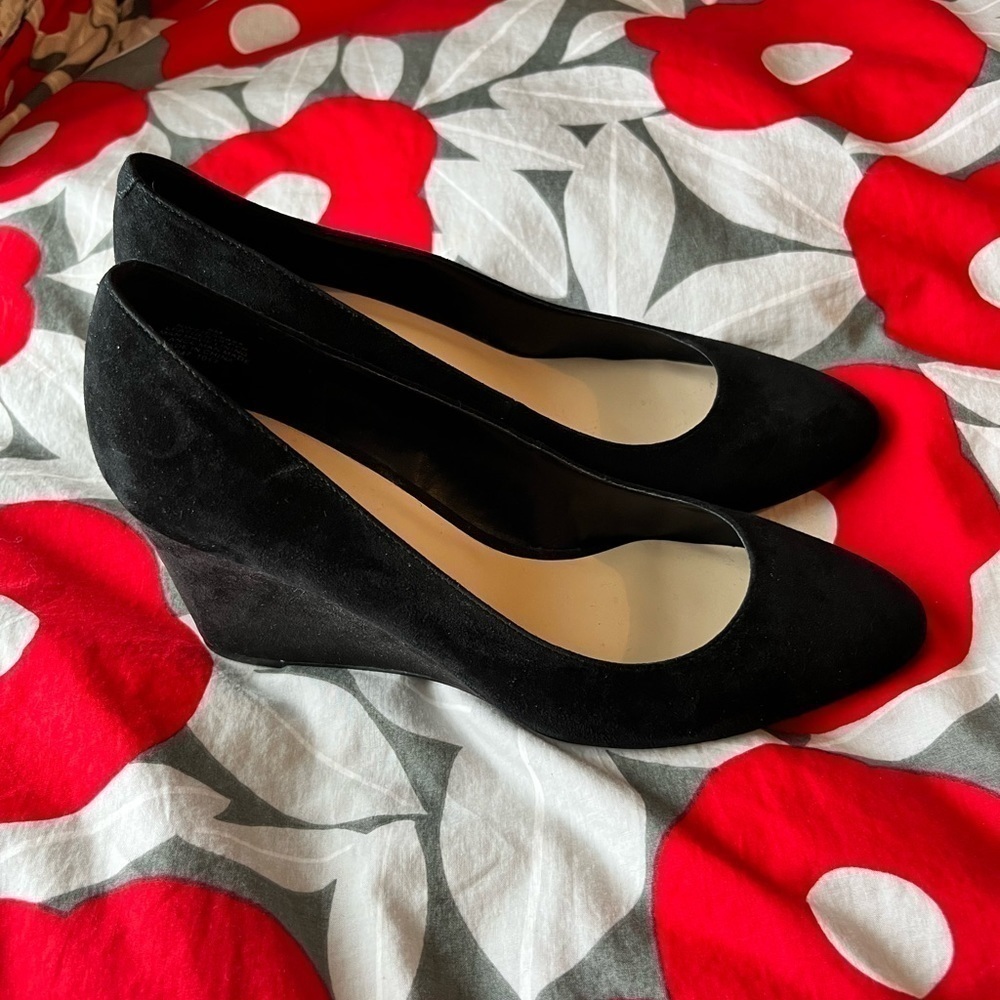 Nine West black suede leather closed toe wedge slip on shoes classic staple sz 8